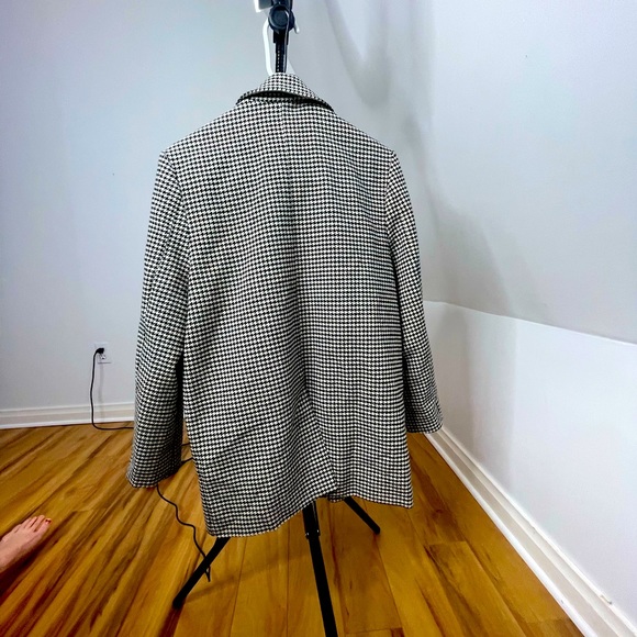At Its Finest Pocketed Houndstooth Blazer
One Button Closure
Size XS - Picture 4 of 12